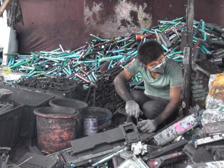 Man_with_E-Waste_in_China